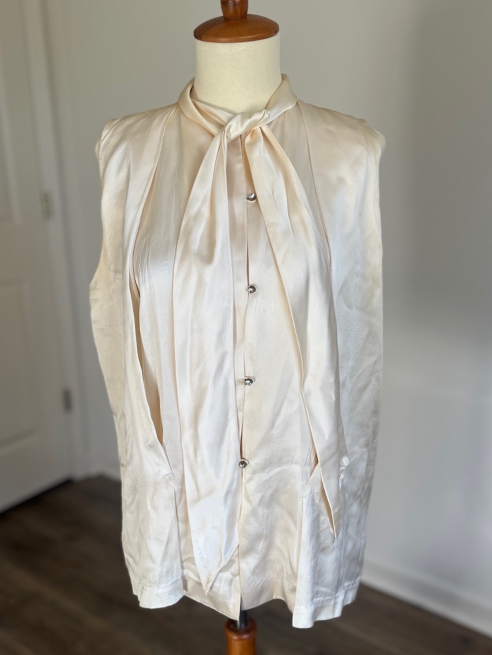 ☾ Vintage 100% silk cream sleeveless blouse